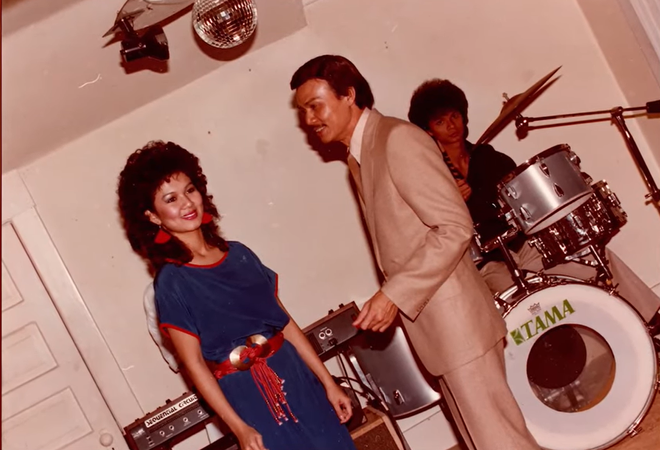 Hình ảnh Kim Ngân trong những ngày đầu theo nghiệp ca hát dưới sự dìu dắt của nhạc sĩ Trường Hải. Lúc này, cô để kiểu tóc phá cách theo xu hướng thập niên 80. Hình ảnh Kim Ngân trong những ngày đầu theo nghiệp ca hát dưới sự dìu dắt của nhạc sĩ Trường Hải. Lúc này, cô để kiểu tóc phá cách theo xu hướng thập niên 80.