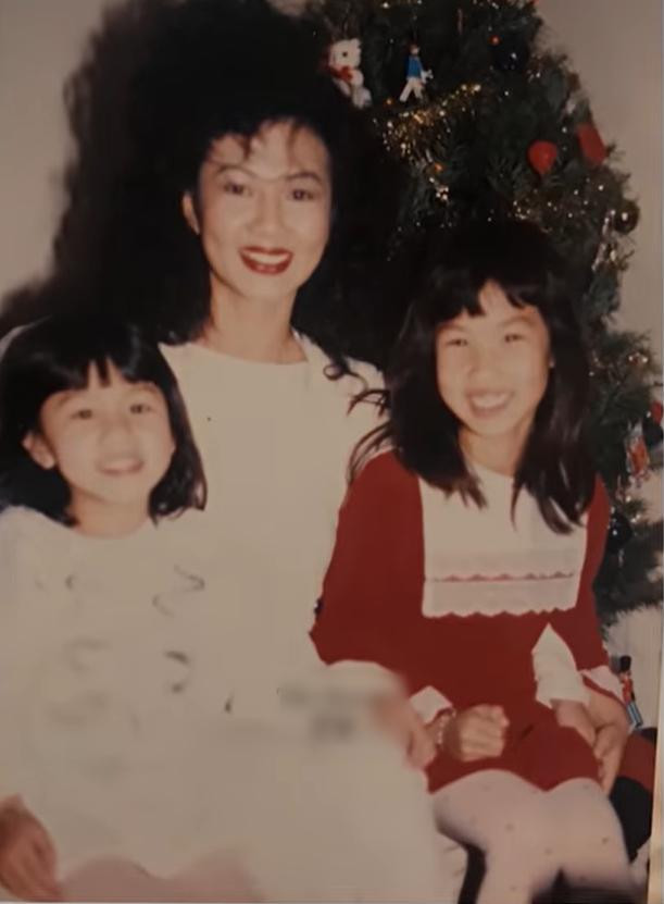 Kim Ngân rạng rỡ cùng hai con gái đầu lòng. Kim Ngân rạng rỡ cùng hai con gái đầu lòng.