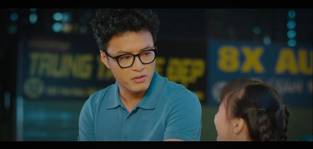 Chia sẻ về tạo hình mới lạ này, Hồng Đăng cho biết: “Vai này đọc kịch bản thôi tôi đã mường tượng ra nhiều vấn đề. Tình huống cũng đã hài nên mình không cần phải diễn vì bản chất đã rất vui. Một người chồng yêu vợ thương con nhưng lại nhu nhược, chính đặc điểm này đã dẫn đến cái hài trong phim. Vai này tôi thấy rất thú vị”.