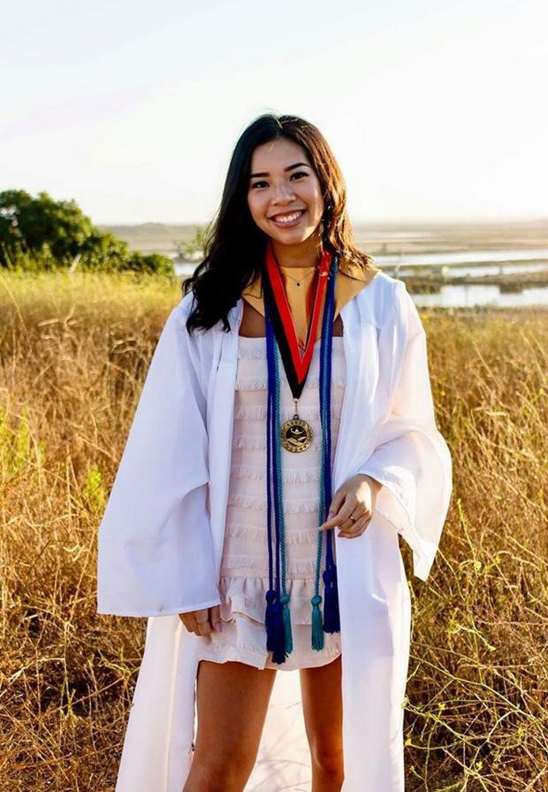 Sophia Minh Châu từng theo học cấp 3 tại Huntington Beach High School - một ngôi trường có tiếng tăm lâu đời tại Mỹ. Gia đình có điều kiện kinh tế nhưng Sophia Minh Châu rất tự lập. Hồng Đào tiết lộ con gái biết kiếm tiền từ sớm, làm việc rất chăm chỉ. Nữ diễn viên từng kể tình huống hài hước khi ái nữ không giảm giá dù khách hàng là mẹ.