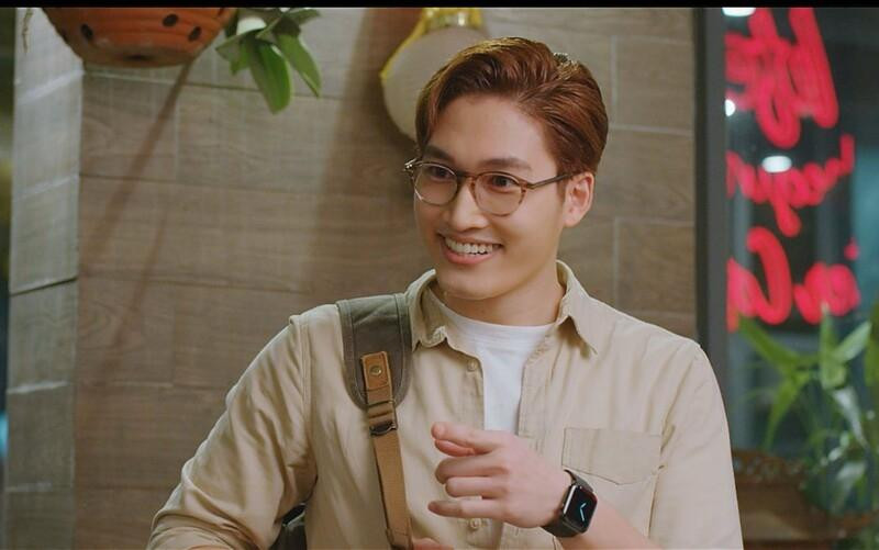 Sau vai Trí trong "Hướng dương ngược nắng", Đình Tú "lột xác" với vai diễn trưởng thành hơn trong “Thương ngày nắng về”. Trong phim, nam diễn viên sinh năm 1992 vào vai Duy - chàng "phi công trẻ" đem lòng yêu người Sếp hơn tuổi Vân Trang (Huyền Huyền Lizzie).