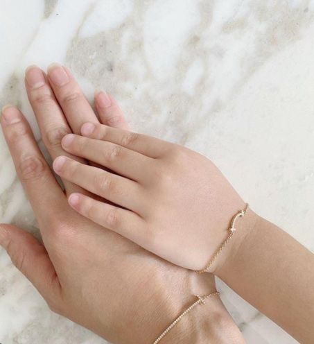 Ngay từ khi mới lên 3, "Cá Heo Nhỏ" đã được mẹ tặng nhiều món quà trang sức xa xỉ. Ngay từ khi mới lên 3, "Cá Heo Nhỏ" đã được mẹ tặng nhiều món quà trang sức xa xỉ.