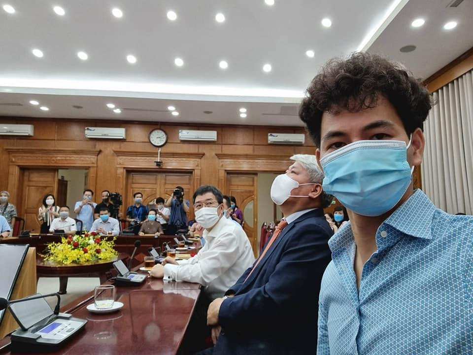 NSƯT Xuân Bắc cũng xuất hiện tại buổi trao tặng số tiền ủng hộ cùng MC Thành Trung.