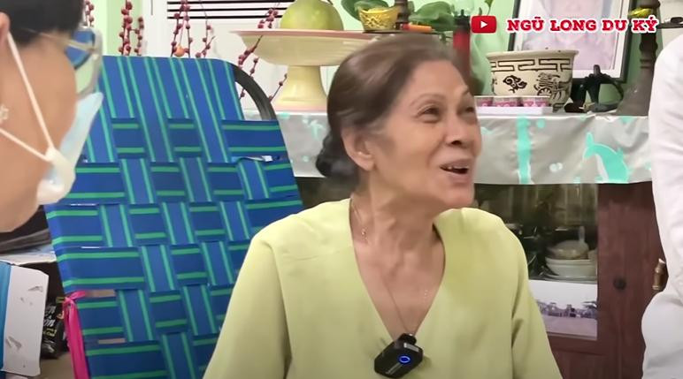 Nghệ sĩ Diễm Kiều vui vẻ trò chuyện cùng hậu bối đến thăm nhà. Nghệ sĩ Diễm Kiều vui vẻ trò chuyện cùng hậu bối đến thăm nhà.