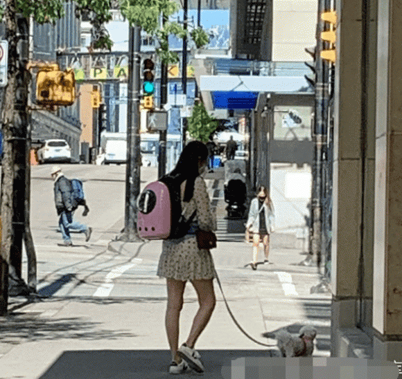 Mới đây, trang Sina của Trung Quốc chia sẻ những bức ảnh mới nhất của mỹ nhân một thời Vương Tổ Hiền. Xuất hiện dưới góc máy của người qua đường, dù đã bước sang tuổi U60 nhưng nữ diễn viên vẫn ăn mặc vô cùng giản dị và trẻ trung như gái đôi mươi.