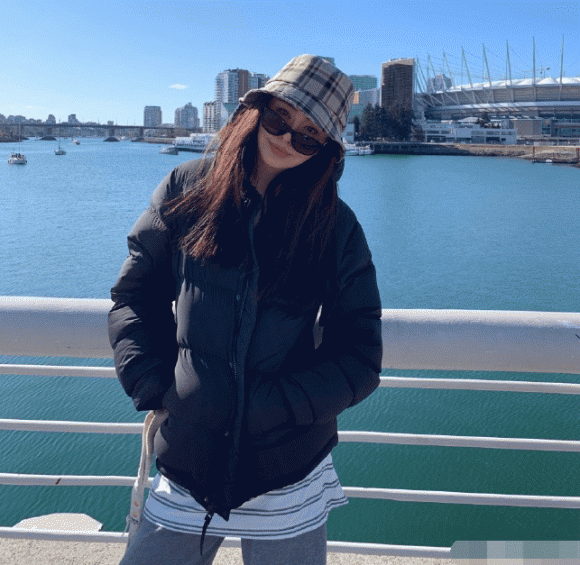 Sau khi rời khỏi Hồng Kông, Vương Tổ Hiền cũng thường xuyên được bắt gặp khi đưa chó đi dạo, mua sắm...