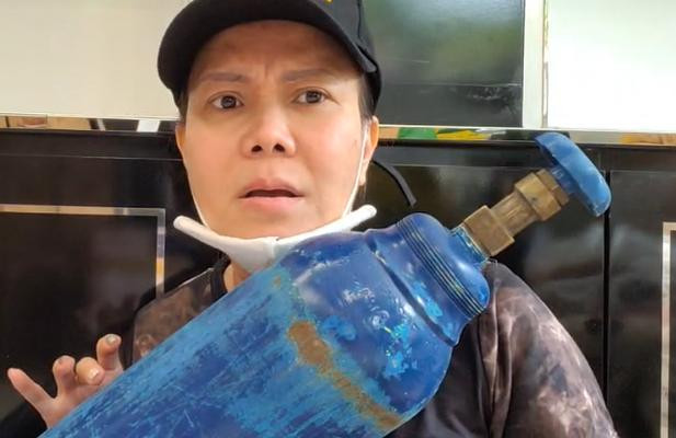 Nữ nghệ sĩ mong bà con trả lại vỏ bình oxy sau khi dùng xong để có thể tiếp tục cung cấp cho người khác. Nữ nghệ sĩ mong bà con trả lại vỏ bình oxy sau khi dùng xong để có thể tiếp tục cung cấp cho người khác.