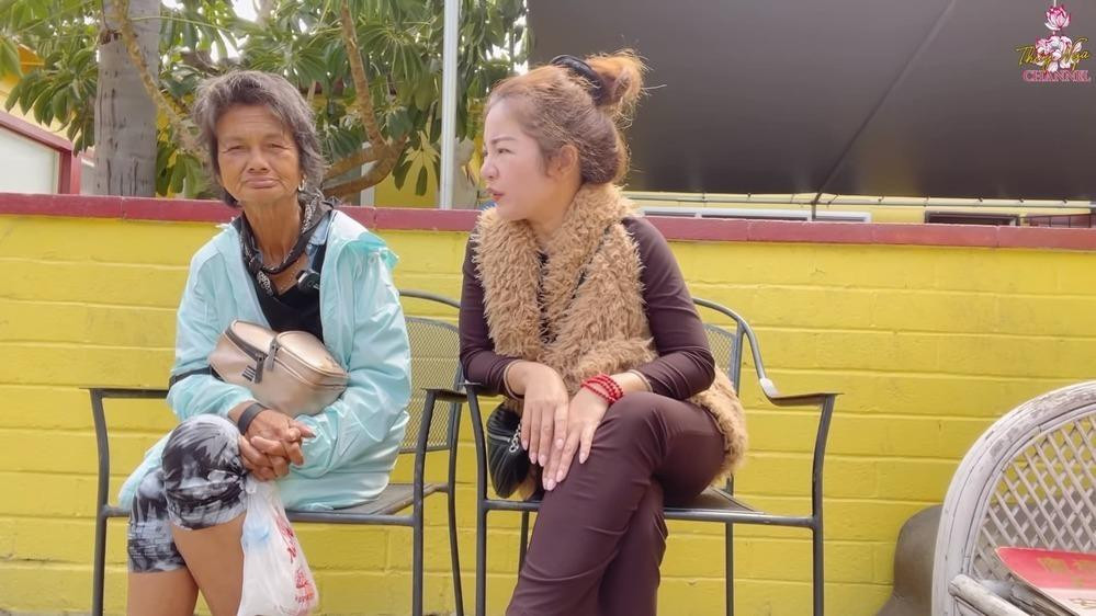 Thúy Nga thuyết phục Kim Ngân đi cắt tóc, mua quần áo mới, đi thuê nhà sau... nhiều năm lang thang.