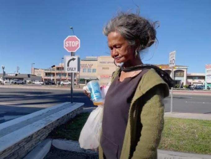 Trong những đoạn video mà Thúy Nga chia sẻ, ca sĩ Kim Ngân gây chú ý với ngoại hình gầy gò, đen nhẻm, tóc tai rối xù... Hình ảnh của nữ ca sĩ đã khiến nhiều người không khỏi xót xa. Trong những đoạn video mà Thúy Nga chia sẻ, ca sĩ Kim Ngân gây chú ý với ngoại hình gầy gò, đen nhẻm, tóc tai rối xù... Hình ảnh của nữ ca sĩ đã khiến nhiều người không khỏi xót xa.