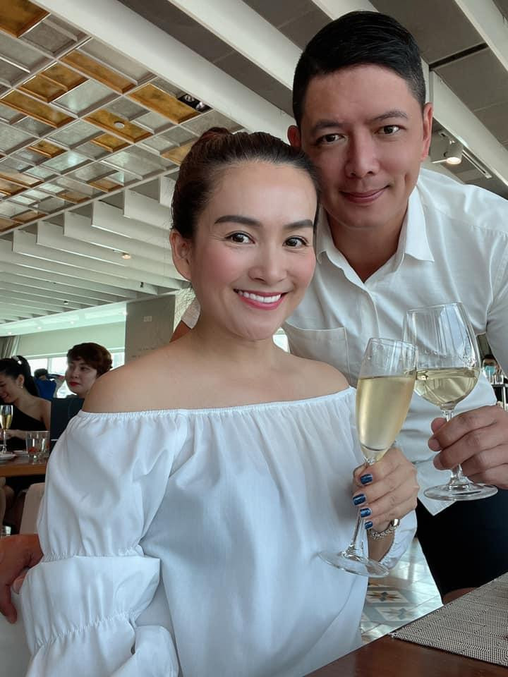 Về phần Bình Minh, anh vô cùng khâm phục bản lĩnh, sự giỏi giang của vợ. Đồng thời, nam diễn viên cảm thấy biết ơn vì bà xã luôn tin tưởng, bao dung, thấu hiểu và chia sẻ mọi vui buồn cùng anh.