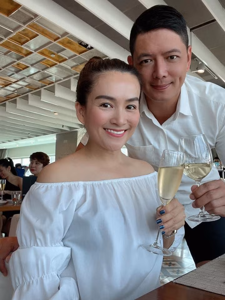 Về phần Bình Minh, anh vô cùng khâm phục bản lĩnh, sự giỏi giang của vợ. Đồng thời, nam diễn viên cảm thấy biết ơn vì bà xã luôn tin tưởng, bao dung, thấu hiểu và chia sẻ mọi vui buồn cùng anh.