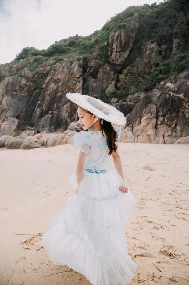 Trong bộ ảnh, Viaan diện váy dài thướt tha như một công chúa nhỏ bên bờ biển. Cô bé thừa hưởng những nét đẹp từ cả bố và mẹ, ngày càng duyên dáng và đáng yêu.