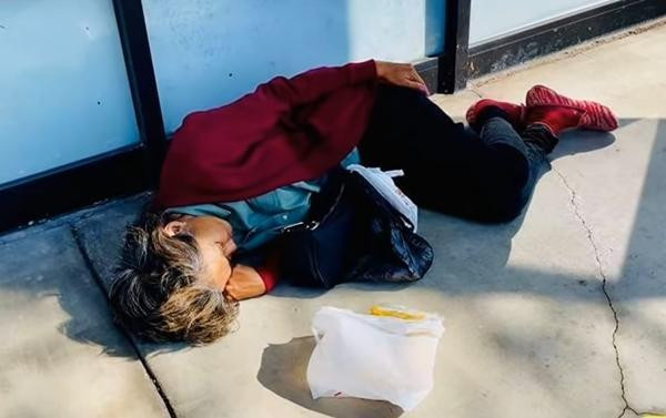 Hình ảnh Kim Ngân ngủ thiếp ở vệ đường do khán giả chụp lại. Hình ảnh Kim Ngân ngủ thiếp ở vệ đường do khán giả chụp lại.