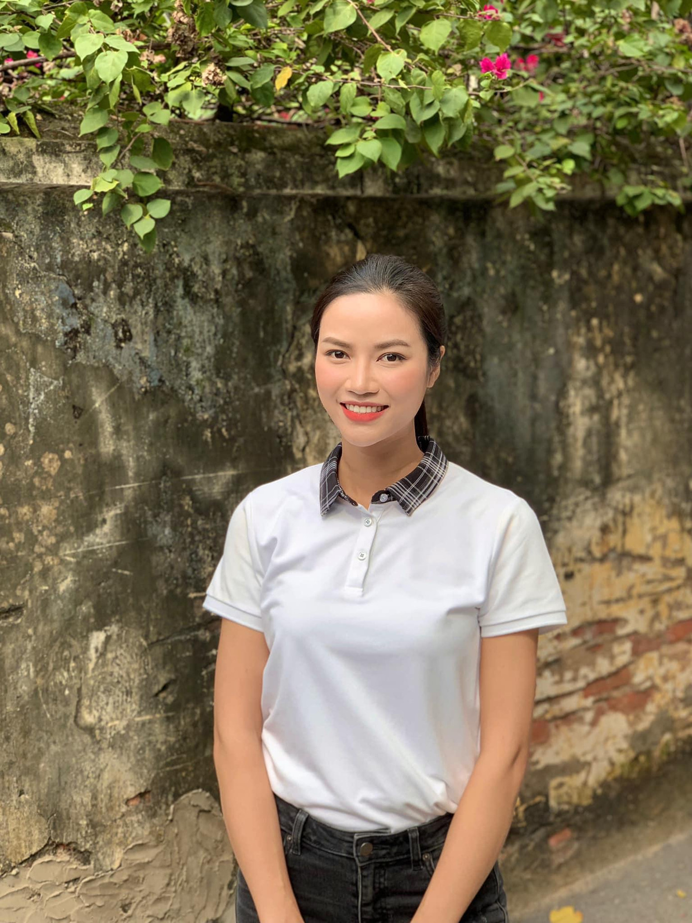 “Lối về miền hoa” là bộ phim khai thác đề tài giới trẻ ở nông thôn đang được khán giả quan tâm yêu thích. Đặc biệt, các vai chính của phim đều dành cho các diễn viên trẻ, trong đó vai nữ chính dành cho Anh Đào ngay trong lần đầu đóng phim truyền hình.