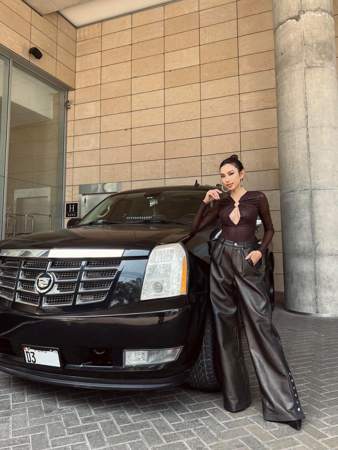 Bên cạnh việc chọn các thiết kế váy cắt xẻ hiểm hóc, thời gian gần đây Hoa hậu Thùy Tiên rất ưa chuộng kết hợp áo ôm sát và quần ống rộng khéo léo khoe được body quyến rũ.