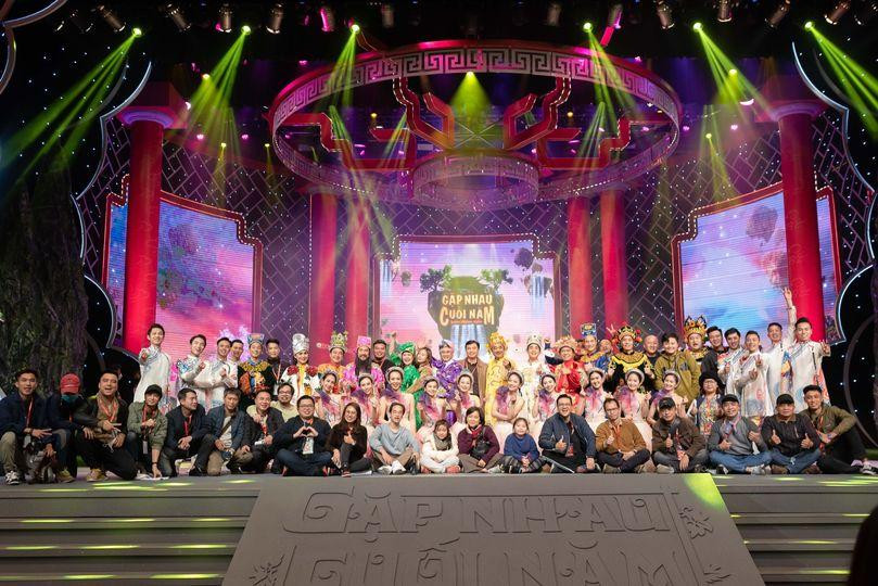 Nghệ sĩ Vân Dung chia sẻ ảnh ê-kíp thực hiện Táo Quân năm nay, cô viết trên trang cá nhân: ''Cảm ơn khán giả thân yêu/Tình cảm thắm thiết rất nhiều năm qua/Xuân sang năm mới nở hoa/Táo Quân sẽ vẫn mãi là đam mê''.