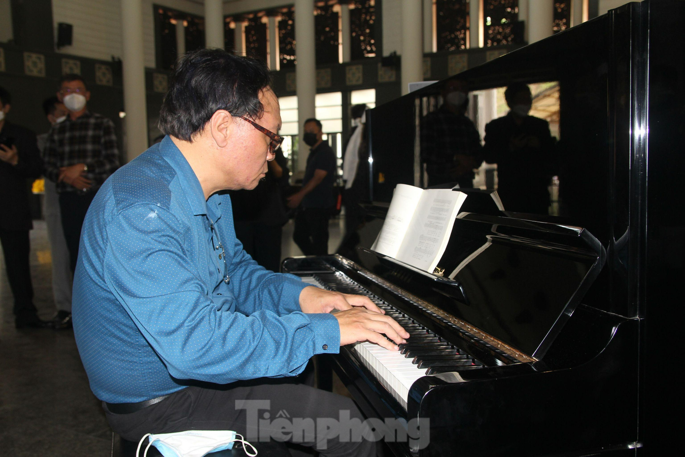 Cây đàn piano được đặt gần hài cốt nhạc sĩ Hồng Đăng, những bài nhạc gắn liền với tên tuổi của ông như: "Hoa sữa", "Biển hát chiều nay"... vang lên suốt buổi tang lễ.