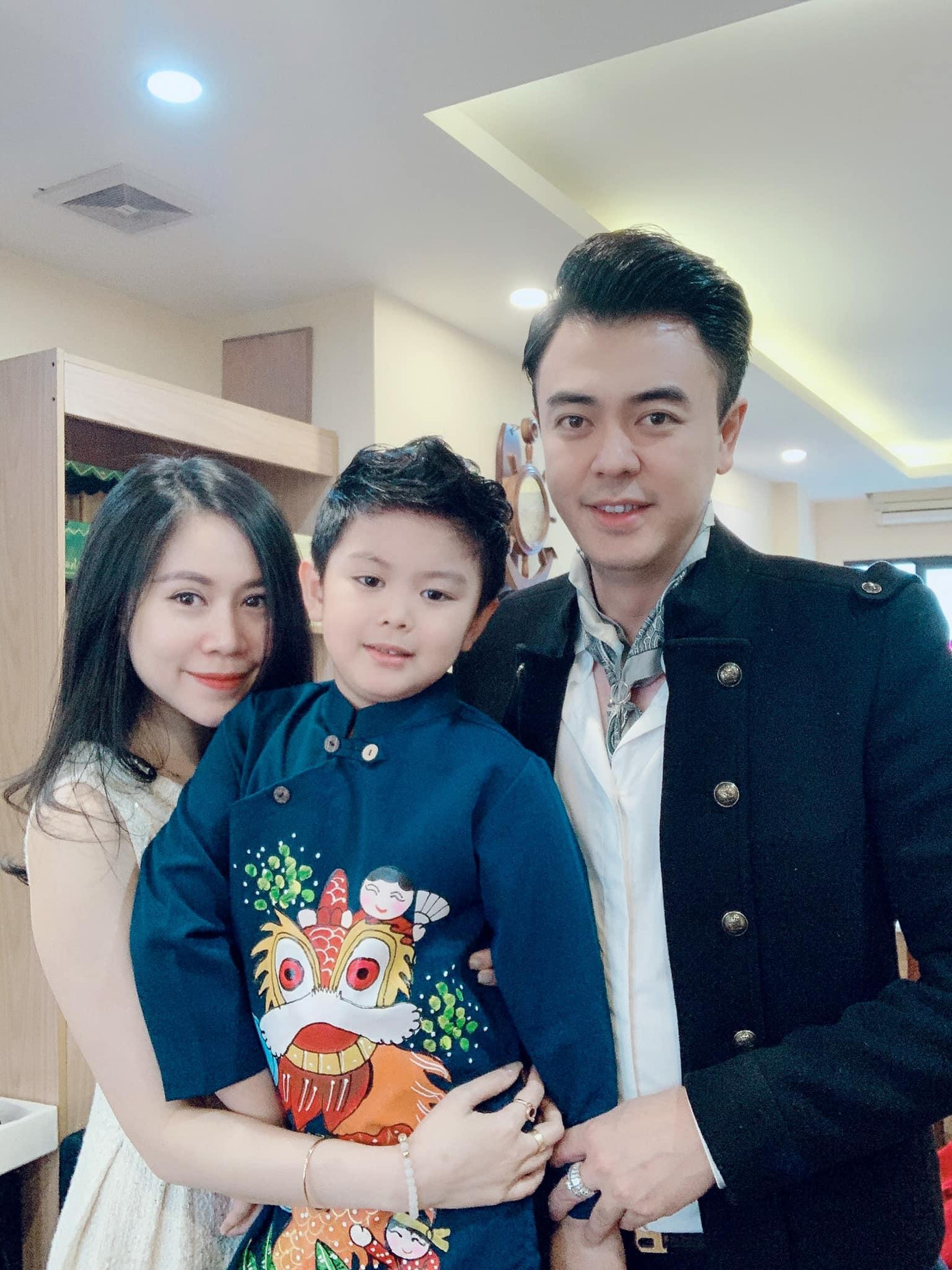 Tuấn Tú bên vợ và con trai.
