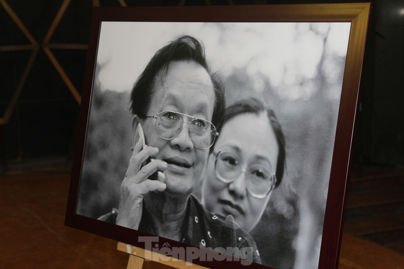 Tang lễ được được trang trí giản dị, hai bên là những hình ảnh sinh thời của cố nhạc sĩ.