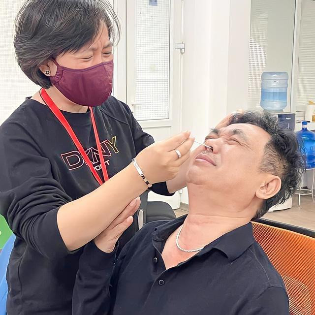 Ngoài Vân Dung, nghệ sĩ Chí Trung cũng đăng tải ảnh hậu trường tập luyện Táo Quân. Trong ảnh, NSƯT Quốc Khánh có biểu cảm "khó đỡ" khi bị test COVID-19. Ảnh: Facebook Chí Trung