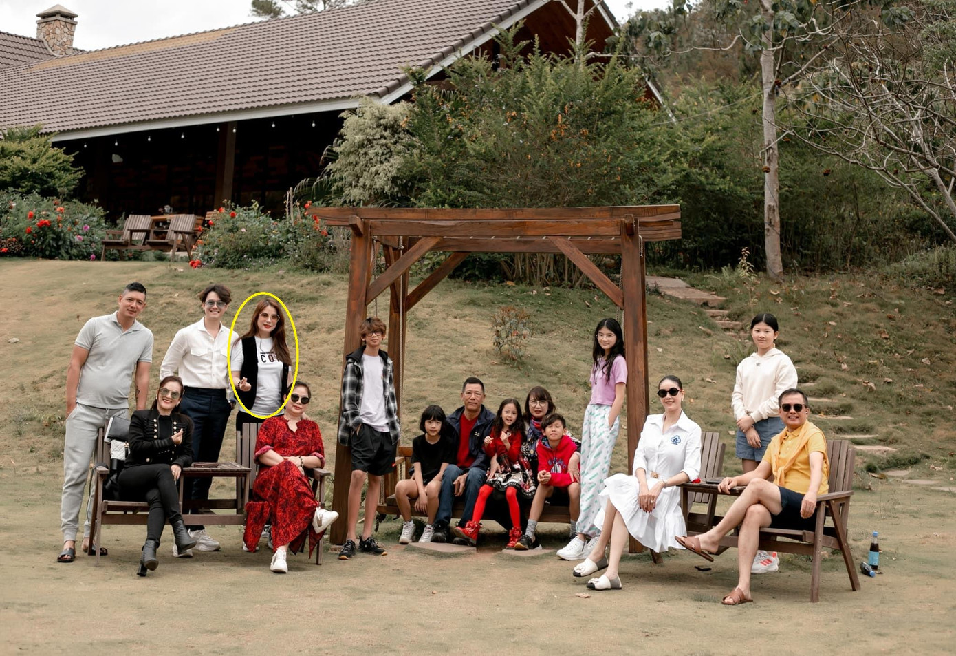 Vòng 2 lớn bất thường của Trương Ngọc Ánh trong bức hình chụp cùng nhóm bạn khiến cộng động mạng nghi vấn cô đang mang bầu.