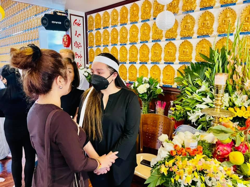 Thúy Nga trò chuyện cùng Wendy Phạm, con gái Phi Nhung.