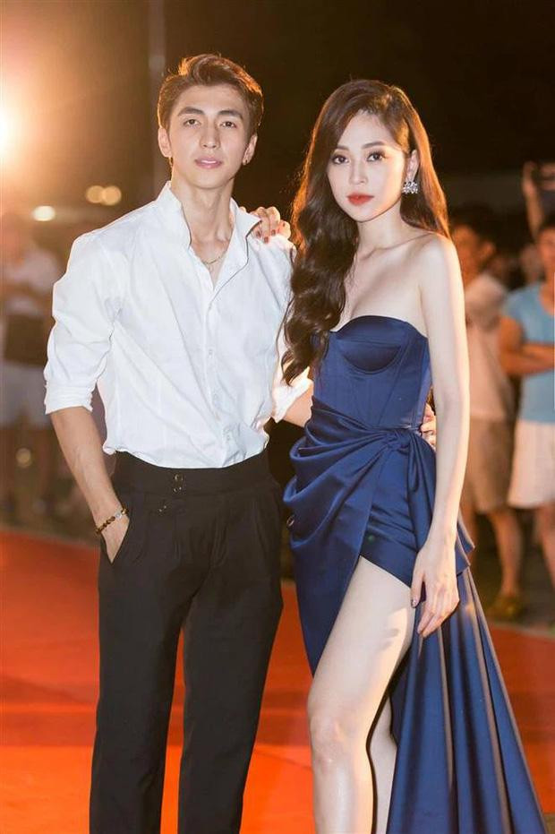 Suốt hai năm nhiệm kỳ, Phương Nga thường xuyên song hành bạn trai tại các sự kiện. Họ trở thành một trong những cặp tình nhân đẹp của showbiz Việt.