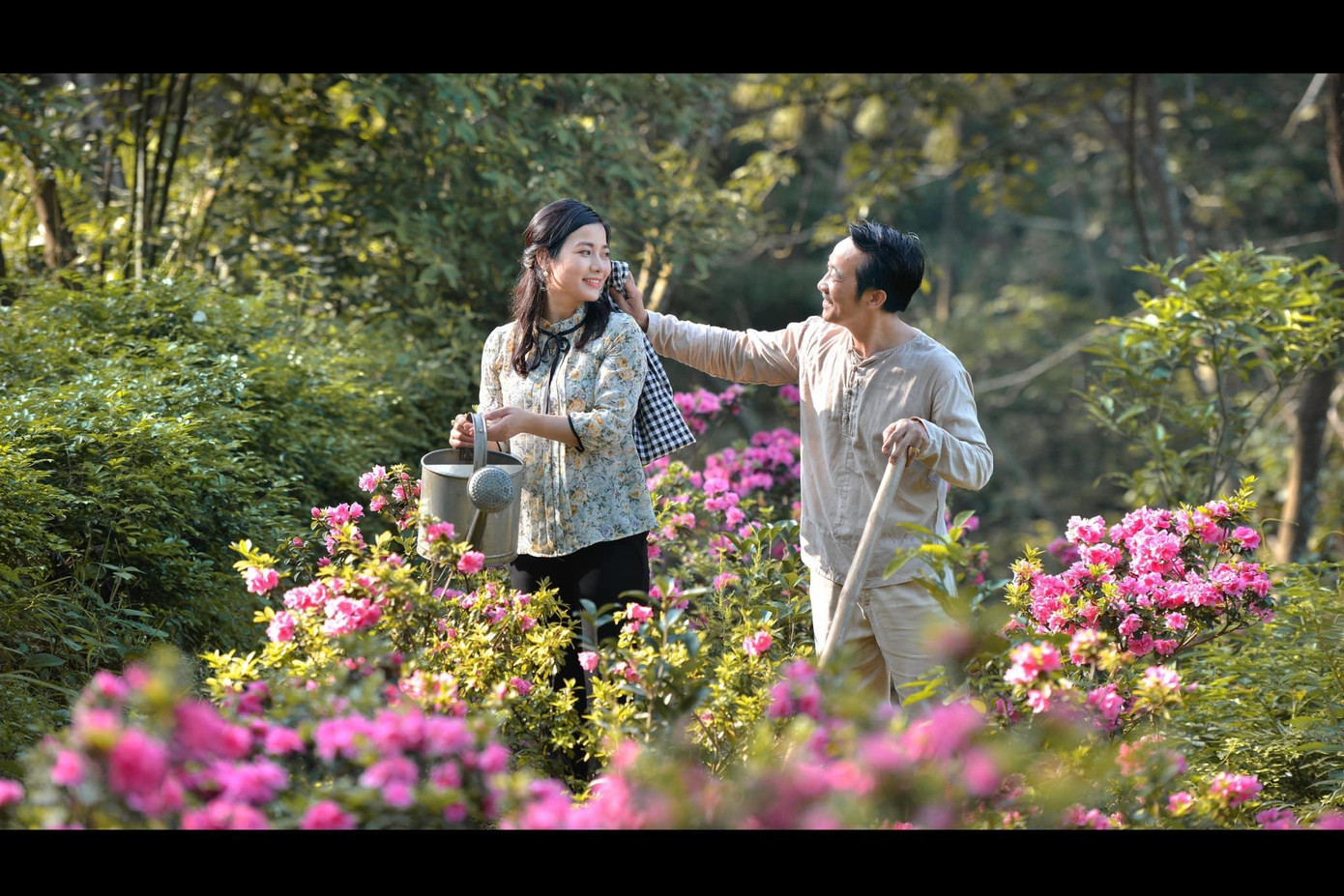 Còn Hoa (do diễn viên Đàm Hằng thủ vai) vì dành hết tình cảm, chăm lo cho em trai nên Hoa trở nên lỡ dở, chọn ở vậy và sống vui với nghề bán hoa tươi ở chợ quê. Cho đến khi gặp chú Lâm và cảm nhận được sự ấm áp, chân tình của "ông bố đơn thân", Hoa cũng dần mở lòng. Còn Hoa (do diễn viên Đàm Hằng thủ vai) vì dành hết tình cảm, chăm lo cho em trai nên Hoa trở nên lỡ dở, chọn ở vậy và sống vui với nghề bán hoa tươi ở chợ quê. Cho đến khi gặp chú Lâm và cảm nhận được sự ấm áp, chân tình của "ông bố đơn thân", Hoa cũng dần mở lòng.