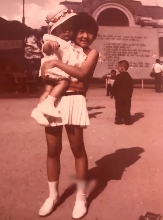 Hình ảnh Kim Ngân cùng em ruột. Có thể thấy ngay từ nhỏ nữ ca sĩ đã sở hữu đôi chân dài thon thả đáng mơ ước. Hình ảnh Kim Ngân cùng em ruột. Có thể thấy ngay từ nhỏ nữ ca sĩ đã sở hữu đôi chân dài thon thả đáng mơ ước.