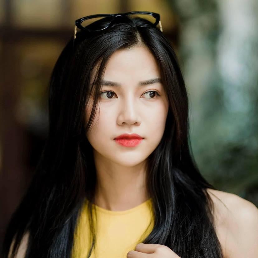 Gu thời trang trẻ trung và năng động của Anh Đào ở ngoài đời.