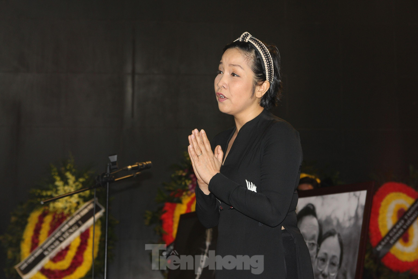 Ca sĩ Mỹ Linh nghẹn ngào hát “Hoa sữa” tiễn biệt cố nhạc sĩ về với đất mẹ