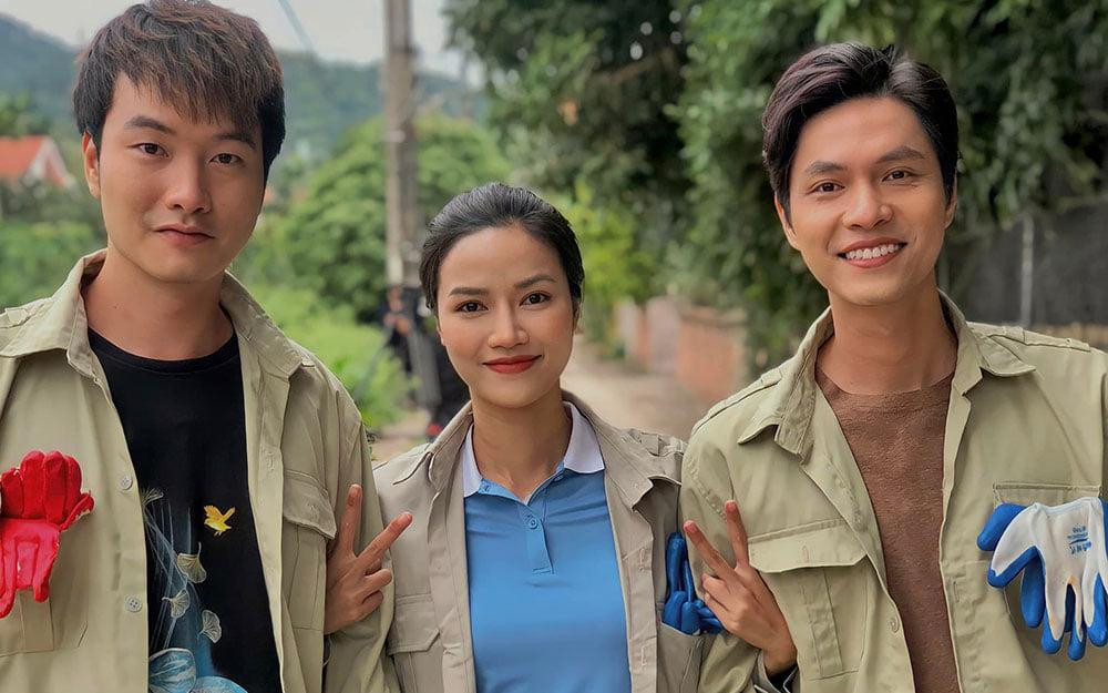 Ở phần trailer giới thiệu và khi mới bắt đầu chiếu, "Lối về miền hoa" khiến khán giả cảm thấy hơi hụt hẫng bởi dàn diễn viên không phải là những tên tuổi đang “chiếm sóng” hiện nay mà hầu như là những gương mặt trẻ, mới chỉ đóng các vai phụ như Trọng Lân, Tô Dũng, Đức Anh, Mạnh Quân, Anh Đào… Nhưng có lẽ chính điều này lại tạo nên sức hấp dẫn mới cho phim.