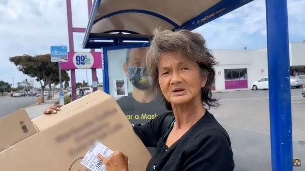 Gần đây nhất, nghệ sĩ Kim Tiểu Long bắt gặp Kim Ngân trên phố khi đang đi mua đồ. Trong đoạn video, Kim Ngân diện chiếc áo khoác dài, đeo túi xách, thậm chí còn sơn móng tay. Tóc của nữ ca sĩ đình đám một thời cũng được cắt chải gọn gàng. Gần đây nhất, nghệ sĩ Kim Tiểu Long bắt gặp Kim Ngân trên phố khi đang đi mua đồ. Trong đoạn video, Kim Ngân diện chiếc áo khoác dài, đeo túi xách, thậm chí còn sơn móng tay. Tóc của nữ ca sĩ đình đám một thời cũng được cắt chải gọn gàng.