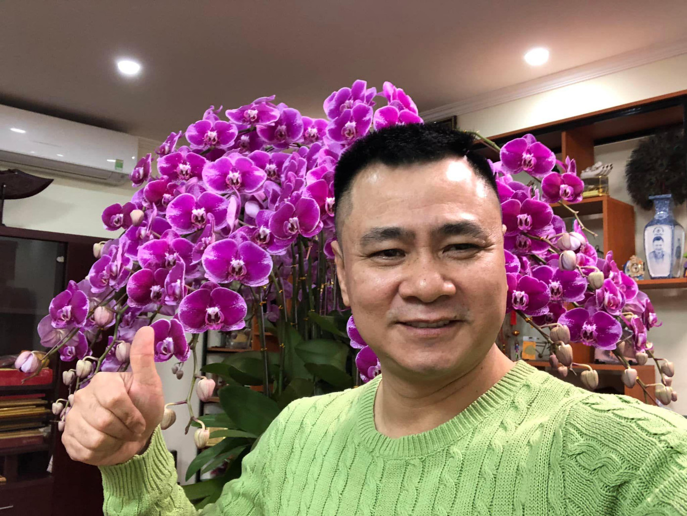 NSND Tự Long hóm hỉnh làm thơ chúc mừng các chị em: "8/3 thời COVID - Xin chúc chị em - Luôn luôn vui vẻ - Mạnh khỏe đẹp xinh - Xã hội tôn vinh - Thương yêu gia đình - Hết mình với công việc”.