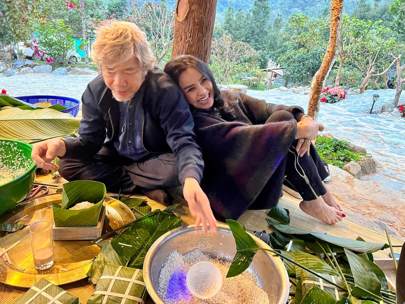 Mới đây, ca sĩ Thanh Lam và bạn trai - bác sĩ Bùi Tiến Hùng vừa tham dự buổi tụ họp mừng tất niên tại nhà ca sĩ Việt Hoàn. Trong khi bạn trai đang bận rộn gói bánh chưng, nữ ca sĩ tình tứ dựa vai bạn trai, nhí nhảnh nô đùa và ca hát bên cạnh.