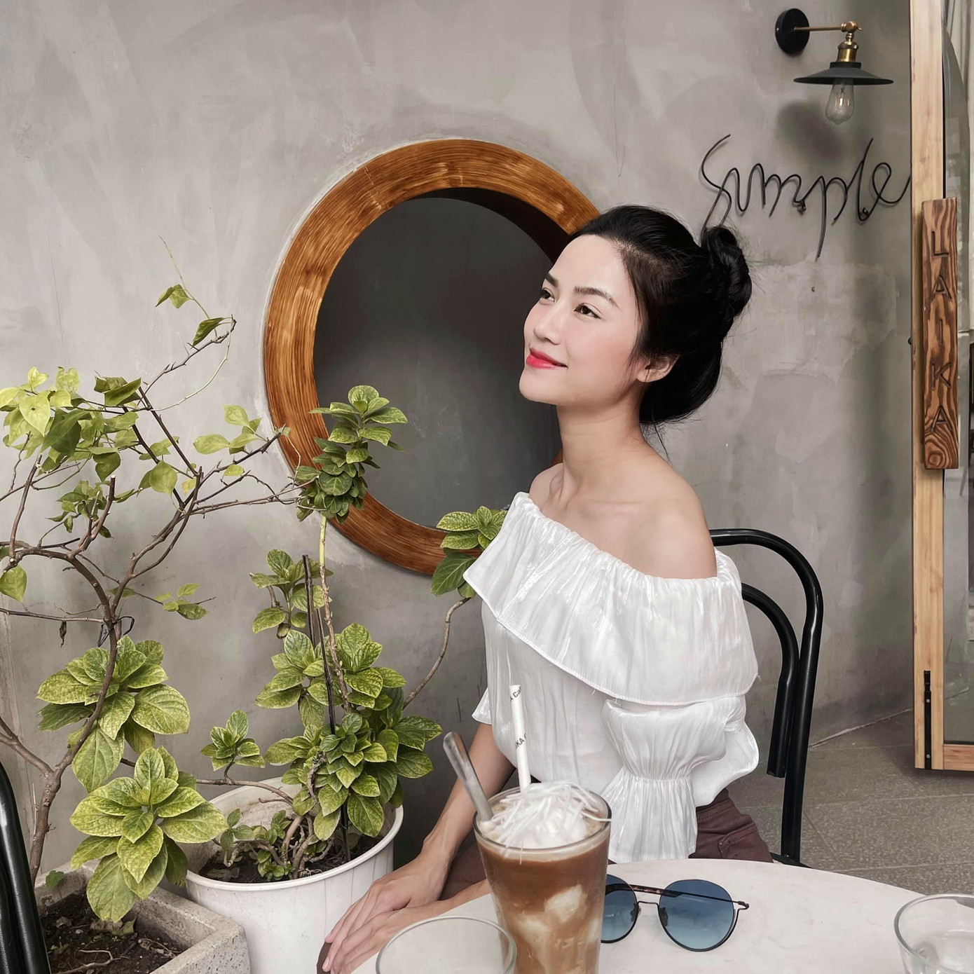 Gu thời trang trẻ trung và năng động của Anh Đào ở ngoài đời.