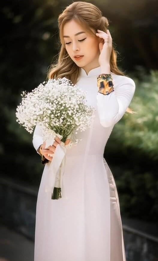 Bên cạnh đó, cô được đặt cho biệt danh "á hậu học giỏi" vì thành tích học sinh giỏi 12 năm liên tiếp và là một trong 10 sinh viên tiêu biểu được nhận bằng khen của ĐH Kinh tế Quốc dân năm 2017.