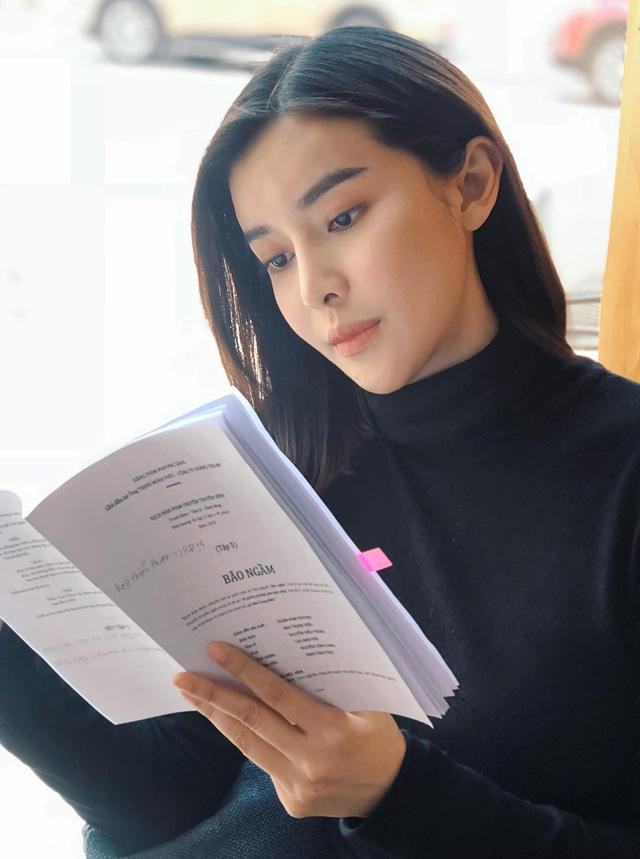 Cao Thái Hà sinh năm 1990 là gương mặt trẻ nhiều triển vọng trong làng phim Việt. Sau hơn 10 năm tham gia nghệ thuật, cô ghi dấu khi góp mặt trong các bộ phim như: "Hậu duệ mặt trời" phiên bản Việt, "Bí mật Trường Sanh cung"- phiên bản Việt hóa của Diên Hi công lược hay “Tiếng sét trong mưa”, “Kiều”…