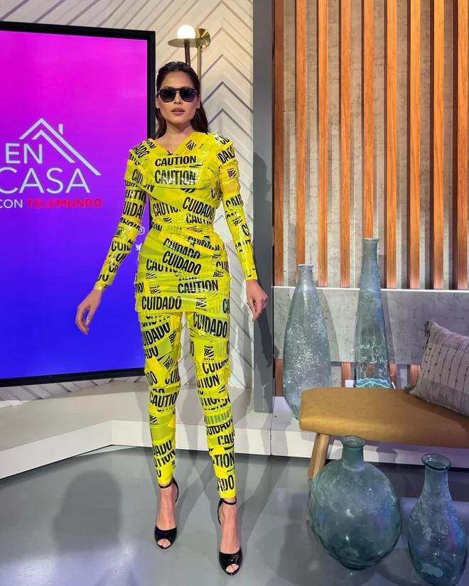 Andrea Meza quấn băng dính làm trang phục giống Kim Kardashian. Andrea Meza quấn băng dính làm trang phục giống Kim Kardashian.