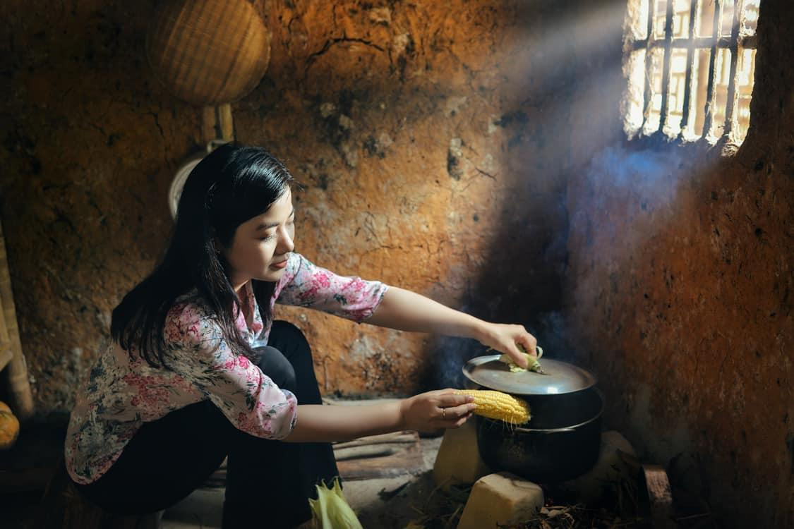 Nói về nhân vật gái ế Hoa, nữ diễn viên Đàm Hằng cho biết đây là một nhân vật có nhiều sự đấu tranh giữa tình cảm của bản thân và gia đình mà cụ thể là Nghĩa - em trai của cô. “Nhân vật Hoa có tâm hồn rất đẹp. Ở những tập sau, khi Hoa cảm nhận được tình yêu của ông Lâm thì cô ấy sẵn sàng đấu tranh cho tình yêu đích thực. Phần sau này sẽ rất gay cấn bởi vì Hoa sẽ phải đấu tranh tư tưởng giữa tình yêu và em trai”, Đàm Hằng cho biết. Nói về nhân vật gái ế Hoa, nữ diễn viên Đàm Hằng cho biết đây là một nhân vật có nhiều sự đấu tranh giữa tình cảm của bản thân và gia đình mà cụ thể là Nghĩa - em trai của cô. “Nhân vật Hoa có tâm hồn rất đẹp. Ở những tập sau, khi Hoa cảm nhận được tình yêu của ông Lâm thì cô ấy sẵn sàng đấu tranh cho tình yêu đích thực. Phần sau này sẽ rất gay cấn bởi vì Hoa sẽ phải đấu tranh tư tưởng giữa tình yêu và em trai”, Đàm Hằng cho biết.