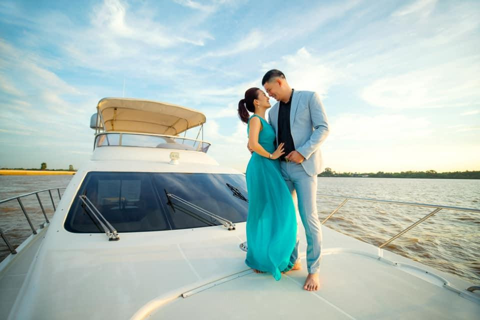 “Tới hôm nay xem lại ảnh vẫn còn cảm giác lâng lâng nên khoe trước với cả nhà bộ hình. Vẫn còn một chiếc clip “tình bể bình” trong chuyến trải nghiệm này nữa. Để hôm nào Thơ lại đăng tiếp nhé” - Anh Thơ tâm sự.