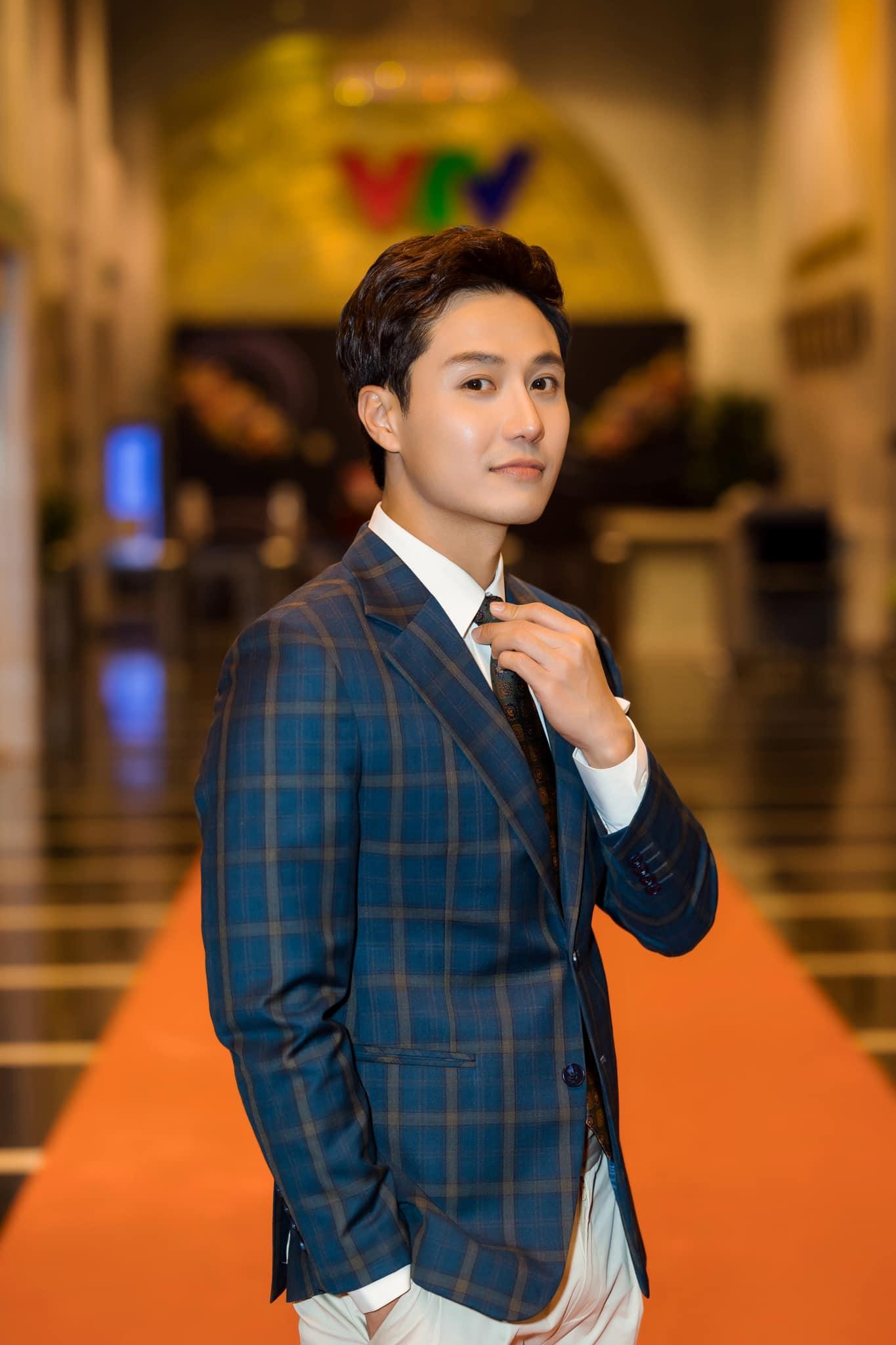 Tối ngày 1/1,Lễ trao giải VTV Awards 2021 phát sóng trên kênh VTV1 với sự góp mặt của dàn diễn viên quen thuộc với khán giả trong năm qua như: Lương Thu Trang, Mạnh Trường, Khả Ngân, Thanh Sơn, Thúy Diễm...