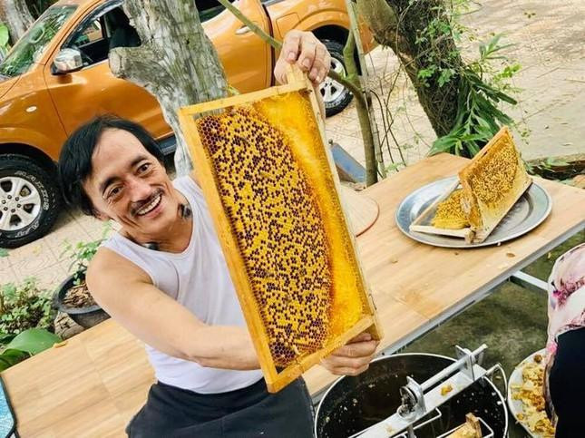 Trong thời gian chống chọi với bệnh tật, Giang Còi vẫn rất lạc quan và thường xuyên quay video gửi đến khán giả. Trong thời gian chống chọi với bệnh tật, Giang Còi vẫn rất lạc quan và thường xuyên quay video gửi đến khán giả.