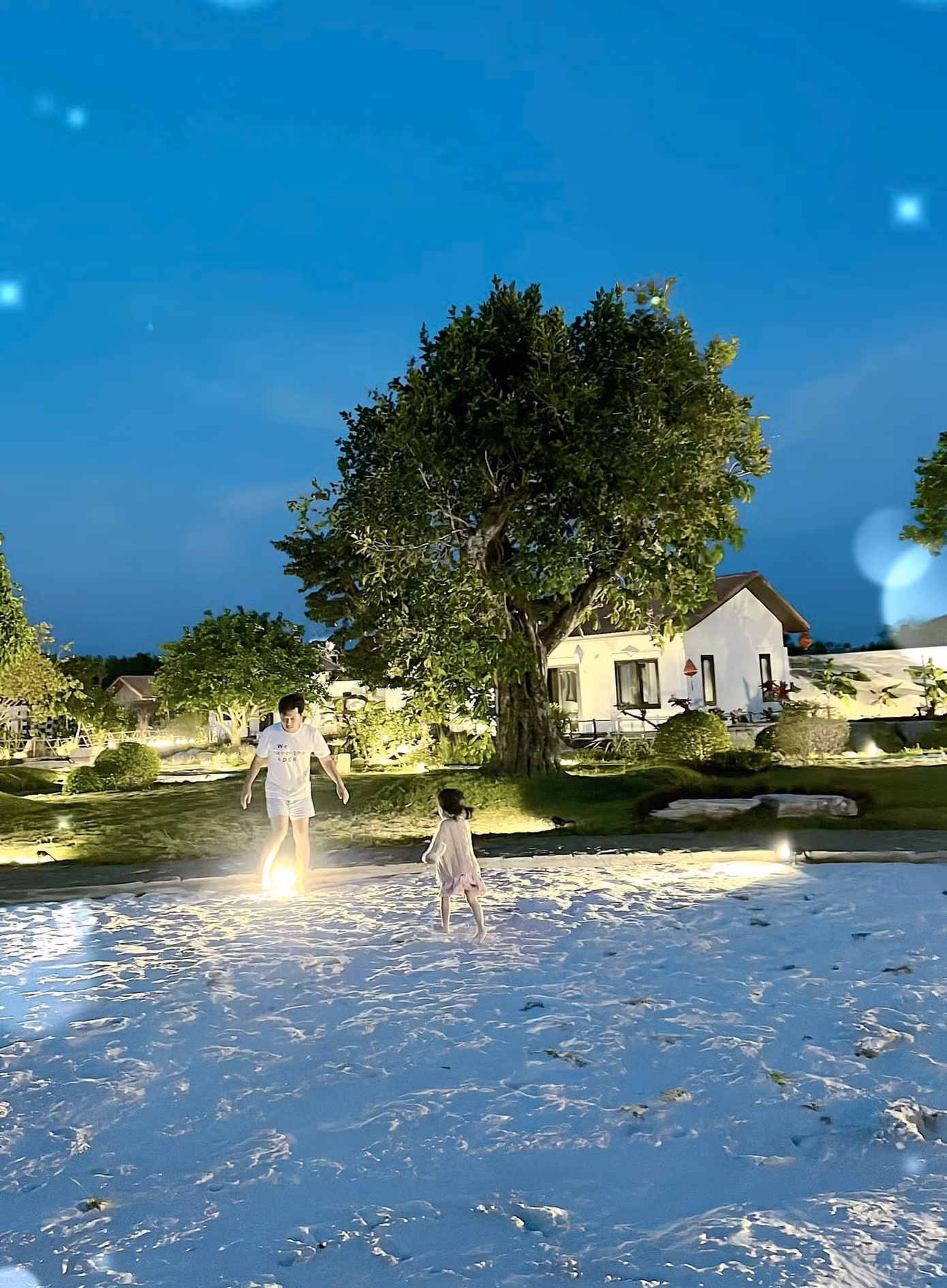 Được biết, khuôn viên khu nhà vườn này được đặt theo tên gọi thân mật của con gái cặp đôi - "Nhà trọ Destiny". Nam diễn viên tiết lộ sẽ sớm thực hiện một chương trình giải trí cùng tên tại địa điểm này.