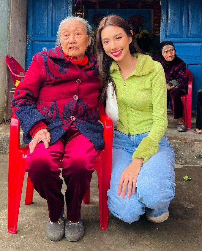 Từ các tông hồng, cam đến xanh lá, xanh chuối đều giúp mỹ nhân 9X khoe làn da rám nắng khỏe khoắn.