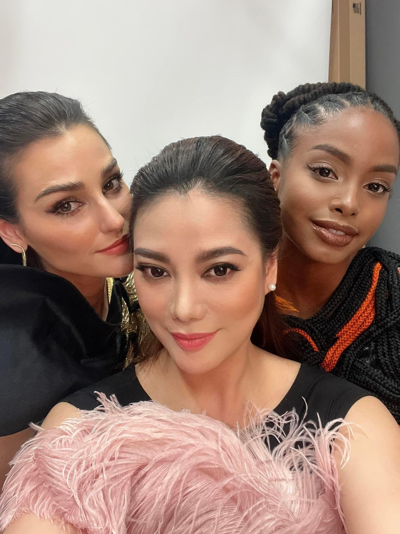 Diễn viên 7X hào hứng viết kèm: "Mỗi chúng ta với một vẻ đẹp riêng và độc nhất, sẽ tỏa sáng theo cách riêng của mình cả nhà nhỉ? Một ngày vui với Hoa hậu Trái đất Thế giới 2020 - Lindsey Coffey và Hoa hậu Trái đất Thế giới 2021 - Destiny Wagner". Diễn viên 7X hào hứng viết kèm: "Mỗi chúng ta với một vẻ đẹp riêng và độc nhất, sẽ tỏa sáng theo cách riêng của mình cả nhà nhỉ? Một ngày vui với Hoa hậu Trái đất Thế giới 2020 - Lindsey Coffey và Hoa hậu Trái đất Thế giới 2021 - Destiny Wagner".