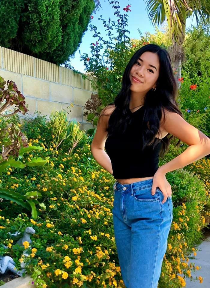 Sophia Minh Châu sinh năm 2002, là con gái út của Hồng Đào. Dù mới bước sang tuổi 19, Minh Châu đã lớn rõ và ngày càng ra dáng thiếu nữ. Nếu Vicky Phương Vân mang vẻ đẹp năng động, cá tính thì Sophia Minh Châu lại gây ấn tượng với sự dịu dàng và đằm thắm.