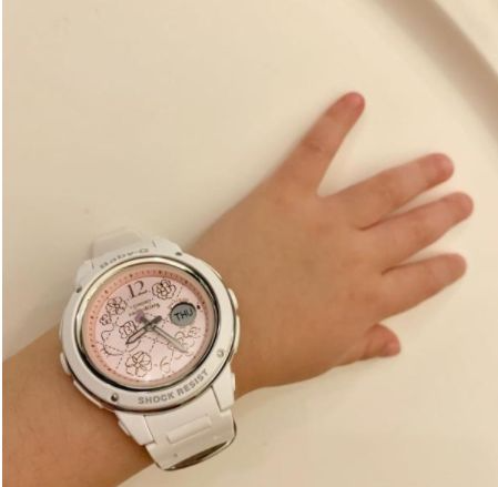 Vào các dịp đặc biệt như: Giáng sinh, sinh nhật hoặc năm mới, vợ chồng Hoắc Kiến Hoa - Lâm Tâm Như luôn tặng quà cho con gái, từ vòng tay đá quý đến đồng hồ thông minh cho trẻ em. Vào các dịp đặc biệt như: Giáng sinh, sinh nhật hoặc năm mới, vợ chồng Hoắc Kiến Hoa - Lâm Tâm Như luôn tặng quà cho con gái, từ vòng tay đá quý đến đồng hồ thông minh cho trẻ em.