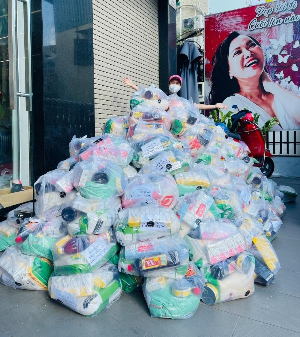 Việt Hương thường xuyên cập nhật tình hình làm từ thiện đến khán giả. Việt Hương thường xuyên cập nhật tình hình làm từ thiện đến khán giả.