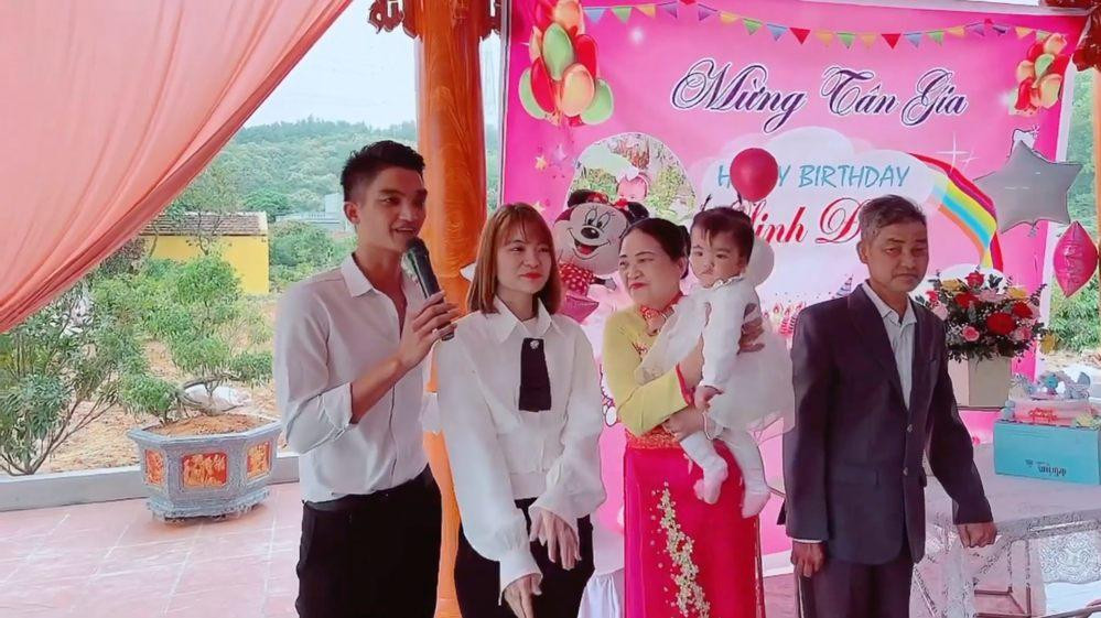 Mạc Văn Khoa giới thiệu vợ và con gái đến họ hàng, người thân.